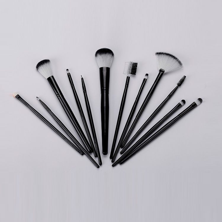 Japanese Brush Makers Pioneer Handcrafted Bristle Techniques for High-End Makeup Tools-1